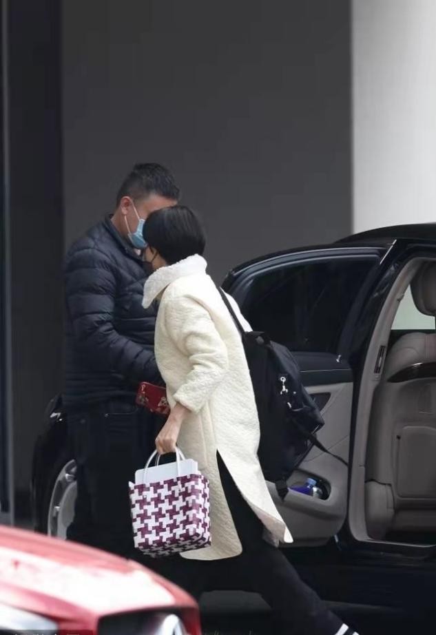 孙俪难得露富一回邓超300万豪车护送媳妇她却穿得像女助理