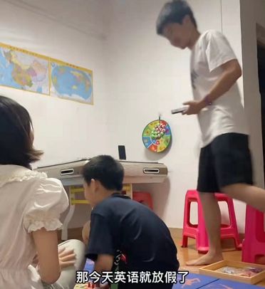 “国民儿子”孙卓上网课被老师点名？母亲为他开家长会，一脸自豪休闲区蓝鸢梦想 - Www.slyday.coM