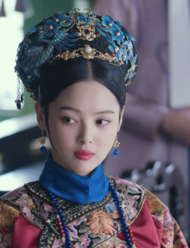 中,辛芷蕾扮演"金玉妍"一角,剧中她的造型极为讲究,从发型,头饰再到