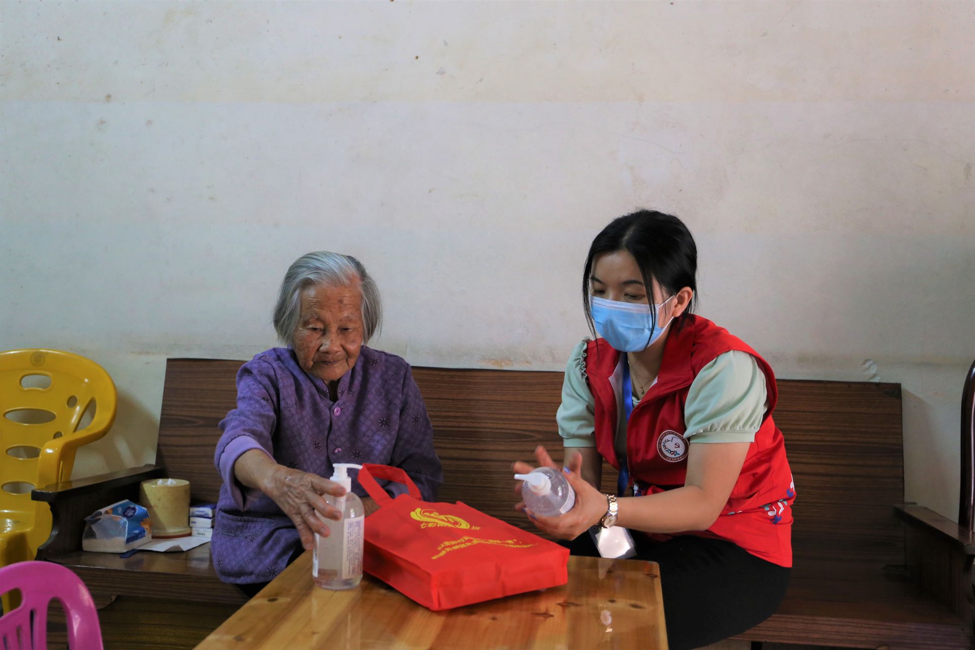 抗疫情送温暖光明街道白花社区走访慰问独居老人