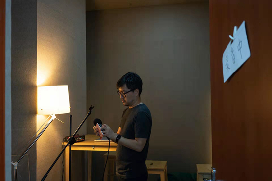 &nbsp;&nbsp;&nbsp;&nbsp;节目录制前，寇爱哲在调试设备。受访者供图