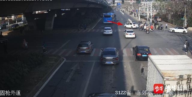 骑车闯红灯被车撞上，幸好佩戴头盔未造成严重后果休闲区蓝鸢梦想 - Www.slyday.coM