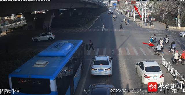 骑车闯红灯被车撞上，幸好佩戴头盔未造成严重后果休闲区蓝鸢梦想 - Www.slyday.coM