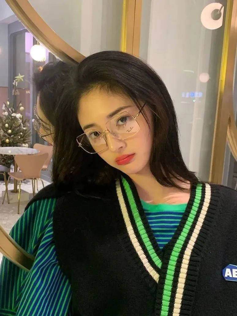 千万别小看戴眼镜女生的颜值.__财经头条