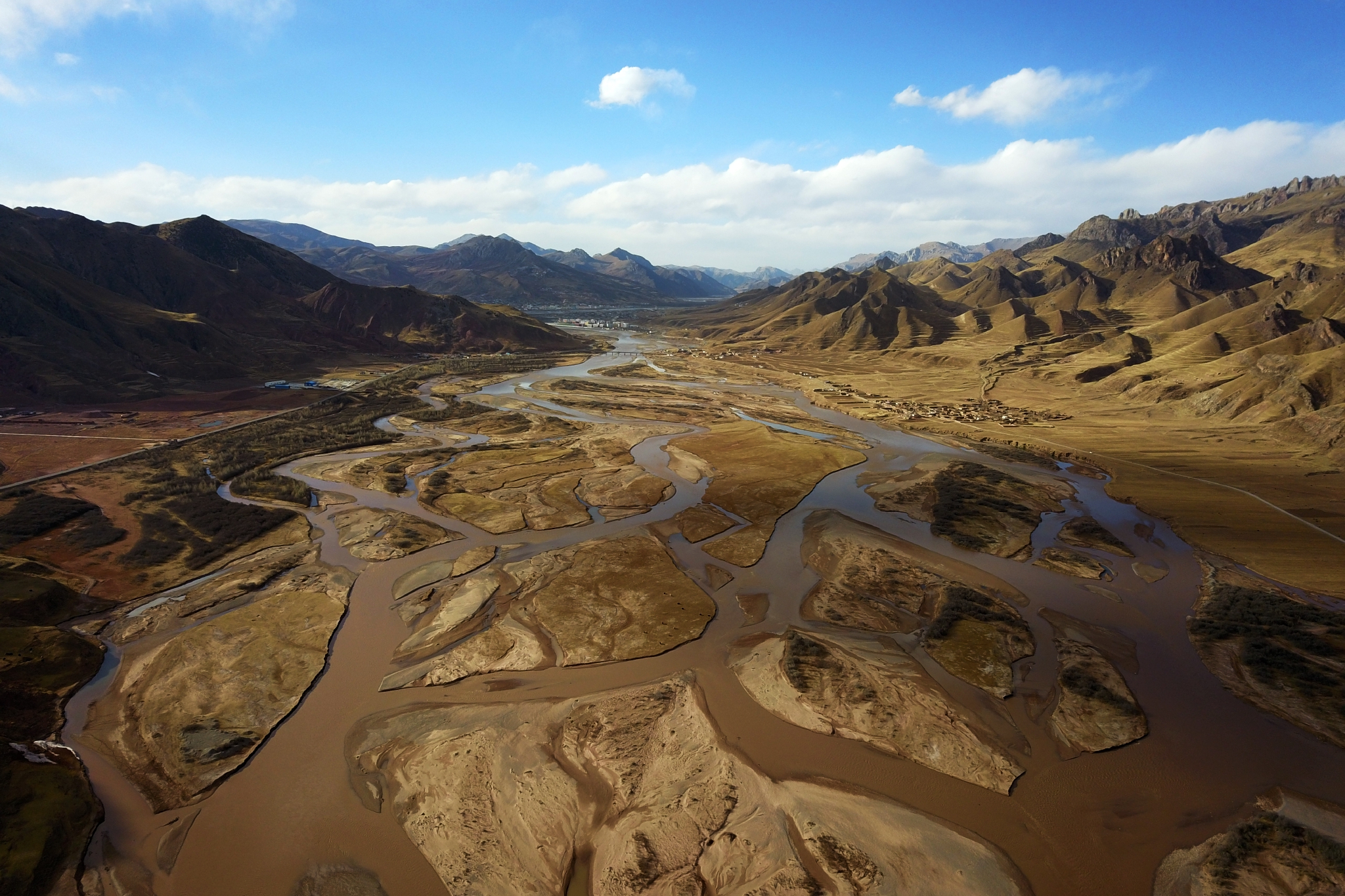 年3月20日在青海省玉树藏族自治州囊谦县境内拍摄的澜沧江上源扎曲河