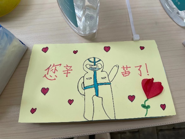 小学生手绘感恩贺卡温暖福田保安公司抗疫逆行者