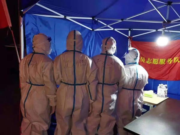 退役军人、“90后”律师、外国友人……此刻他们有一个共同的身份休闲区蓝鸢梦想 - Www.slyday.coM