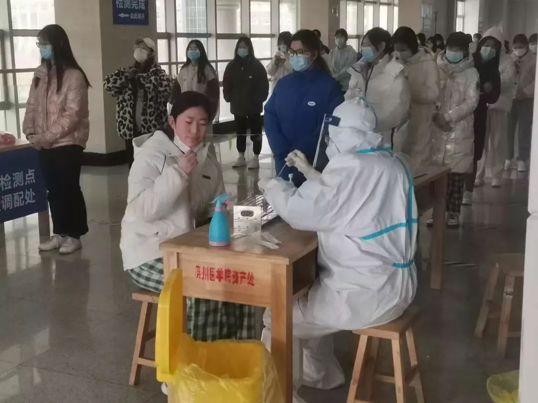 直击高校抗疫丨从34个红手印到特殊的线上课堂，滨州医学院的师生“防疫墙”休闲区蓝鸢梦想 - Www.slyday.coM