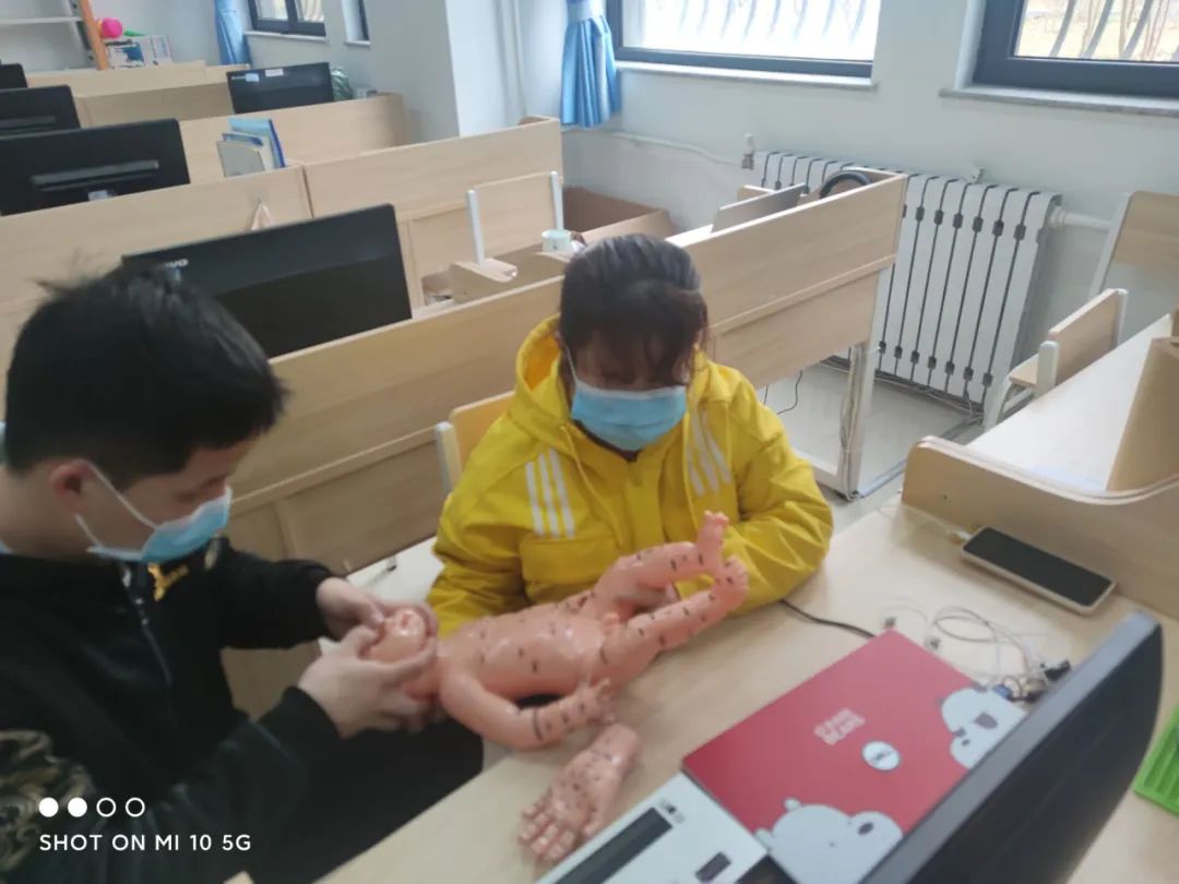 直击高校抗疫丨从34个红手印到特殊的线上课堂，滨州医学院的师生“防疫墙”休闲区蓝鸢梦想 - Www.slyday.coM