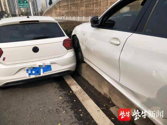 前车突然变道，后车司机慌乱之下将车开上隔离岛休闲区蓝鸢梦想 - Www.slyday.coM