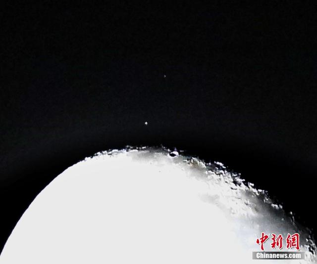 2022年3月21日,北京,晚上23点时的月亮.图片来源:视觉中国