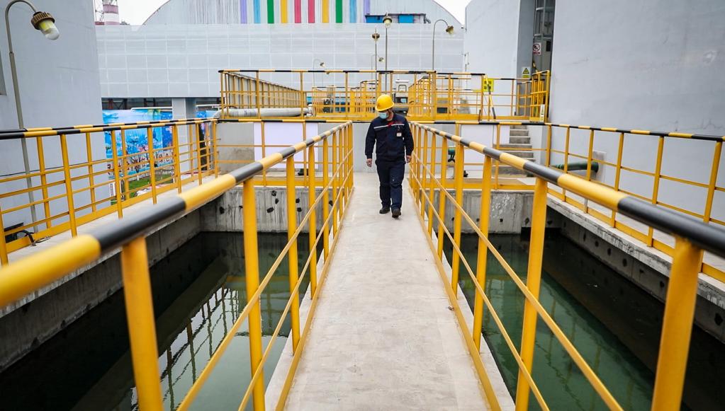 3月19日，工人在德龙钢铁公司水处理中心巡查。这里的生产废水和生活污水经处理后可循环使用，实现污废水“零排放”。（陈雷摄）