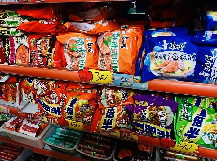 山西一县域城市的社区超市经营者告诉界面新闻,白象方便面在其经营了