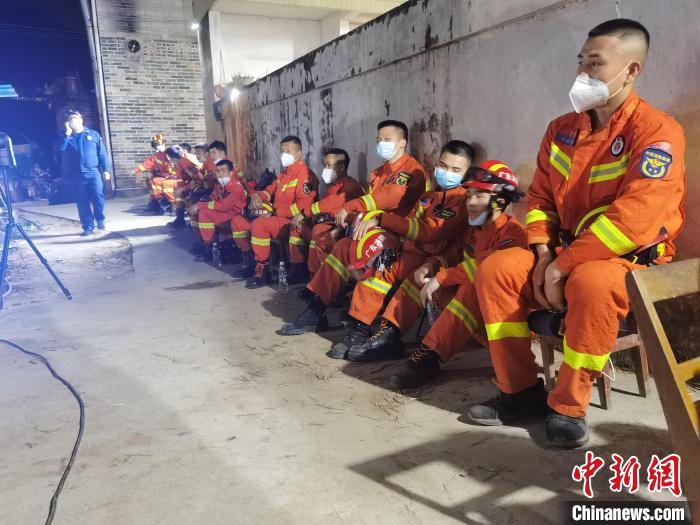 3月21日晚，跨省参与救援的广东省消防队员在莫埌村里暂时休整。蒙鸣明 摄