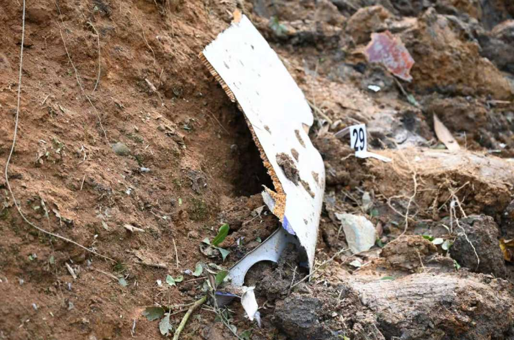 东航空难核心救援现场,发现失联人员随身物品|飞机_新浪财经_新浪网