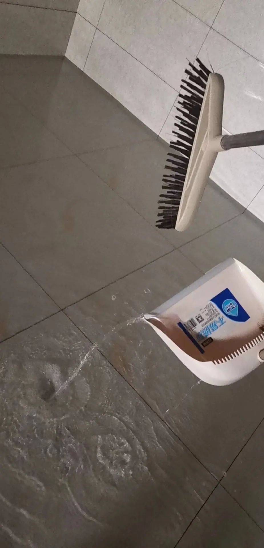 【刘阳热线】正源自来水:水管爆裂房屋淹,业主起诉才赔偿?