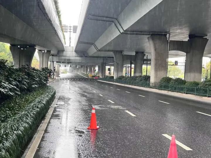 杭州一网约车撞了多辆车，警方通报：司机一人受伤，当时车上没乘客休闲区蓝鸢梦想 - Www.slyday.coM