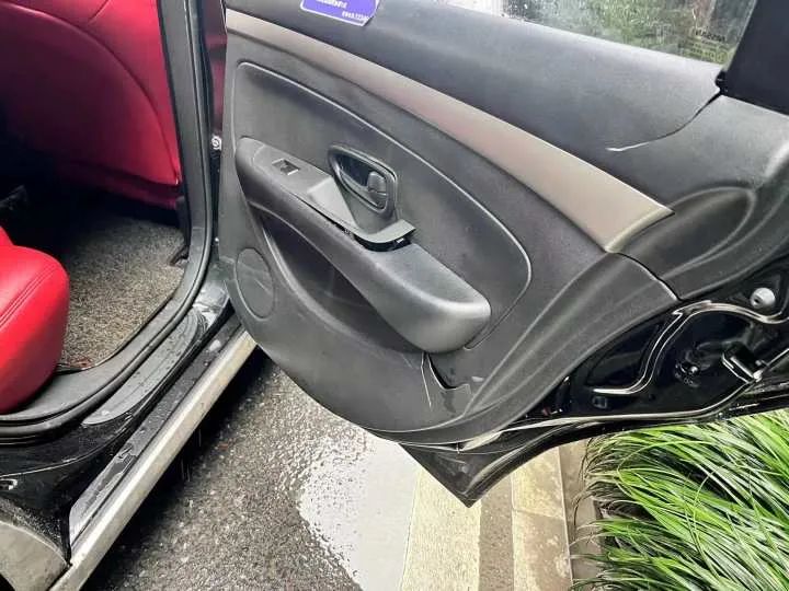 杭州一网约车撞了多辆车，警方通报：司机一人受伤，当时车上没乘客休闲区蓝鸢梦想 - Www.slyday.coM