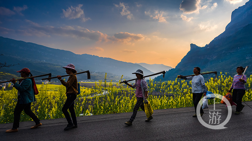 《装扮春天的人们》组照六 王际新 摄一,征稿主题上游新闻2月主题摄影