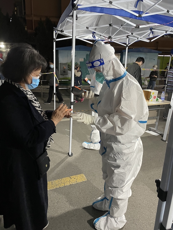 孩子大喊“这是我们幼儿园的老师呀”！上海静安290名教师支援防疫一线休闲区蓝鸢梦想 - Www.slyday.coM