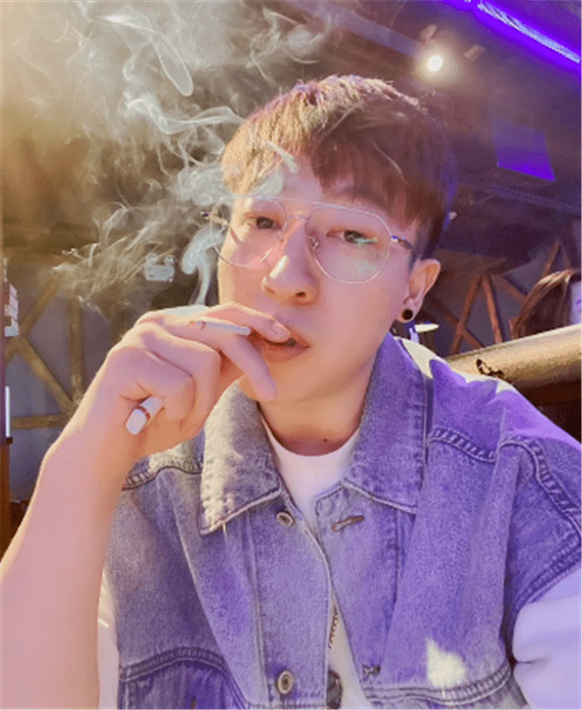 照片中的张尧成熟帅气,父亲去世六年以后,已经33岁的张尧也开启了新