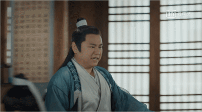 同样是孬怂怨种,在《赘婿》里,姚一奇饰演的冯源则给观众的是另一种观