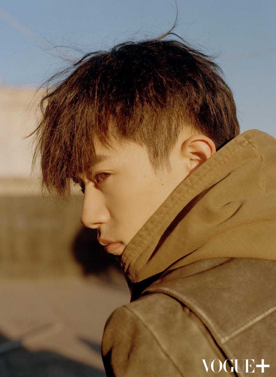 易烊千玺最新大片曝光挑战多面造型帅气十足