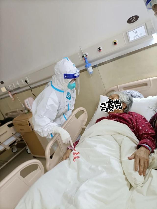 一线彰显白衣天使的责任与担当的河工大附属医院重症医学科医生冯琳琳