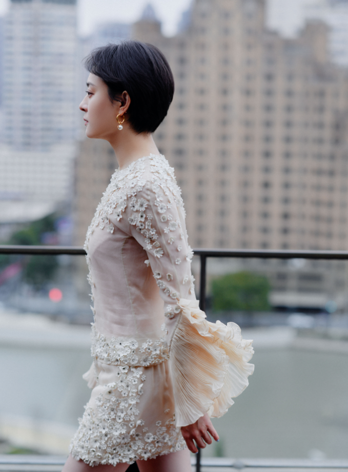 孙俪穿裙子太美了一身蕾丝绣花连衣裙出镜回眸一笑清新自在