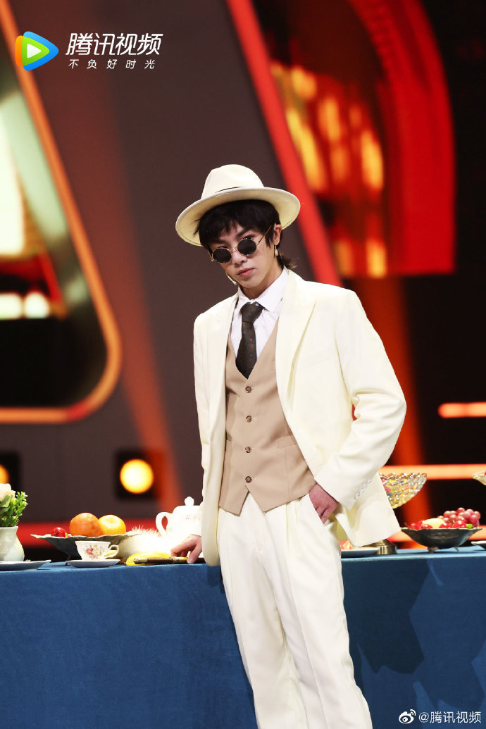 华晨宇王牌造型海报哇哦花花的民国扮相好帅气