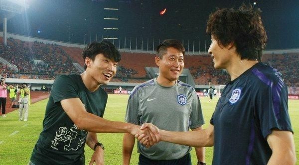 情同手足,却分道扬镳,球队大哥李玮锋和郑智的恩怨故事