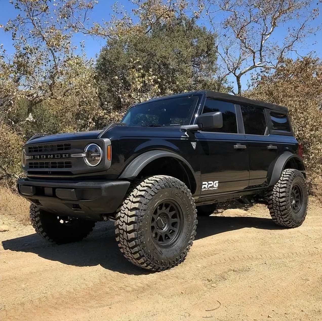 更凶悍狂野,福特bronco"大脚版"曝光,看体型就不简单-新浪汽车