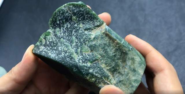 "凉水"的话是产自缅甸葡萄县的一种石头,根据缅译葡萄县谐音叫不倒