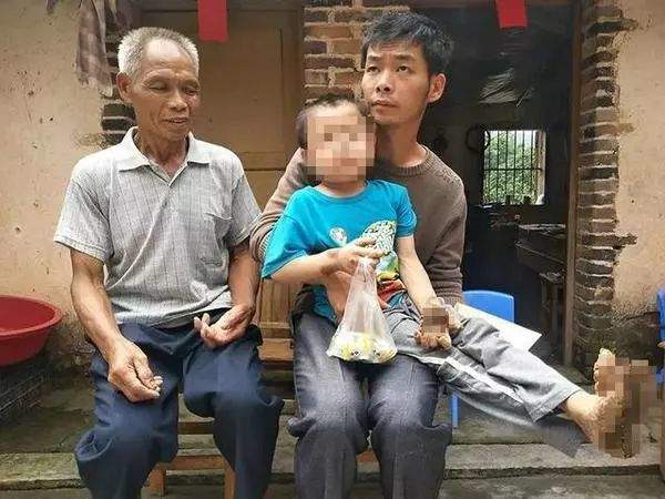 容县梁二夫妇为何能生育15孩子