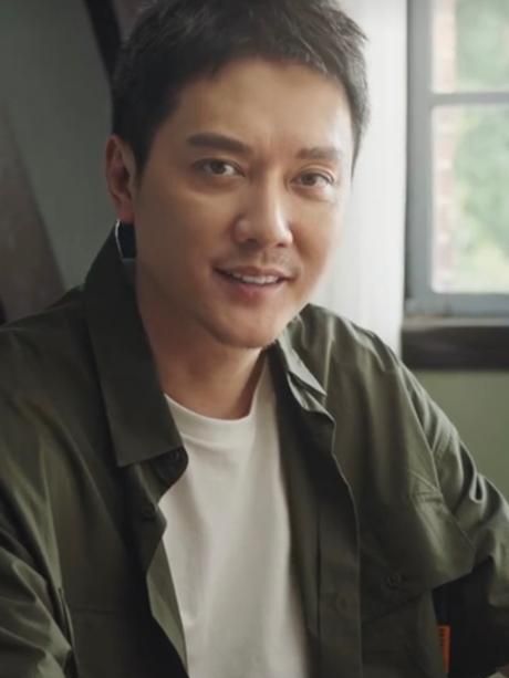 网友们在看到冯绍峰的近照后,有人评论:看起来五十岁了.