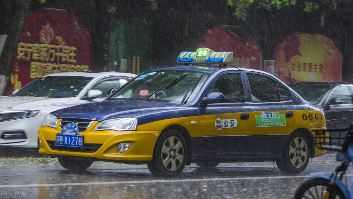从"人等车"到"车等人"的悄然转变,也从侧面反映出出租车市场的惨淡