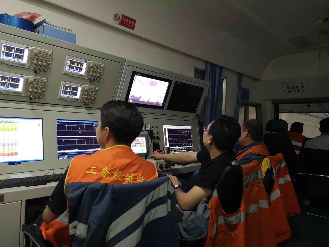 车,配备了钢轨超声检测系统,轨道状态巡检系统,不但能对钢轨内部伤损