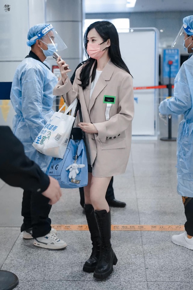 32岁的李一桐更会穿了休闲又气质少女感满满