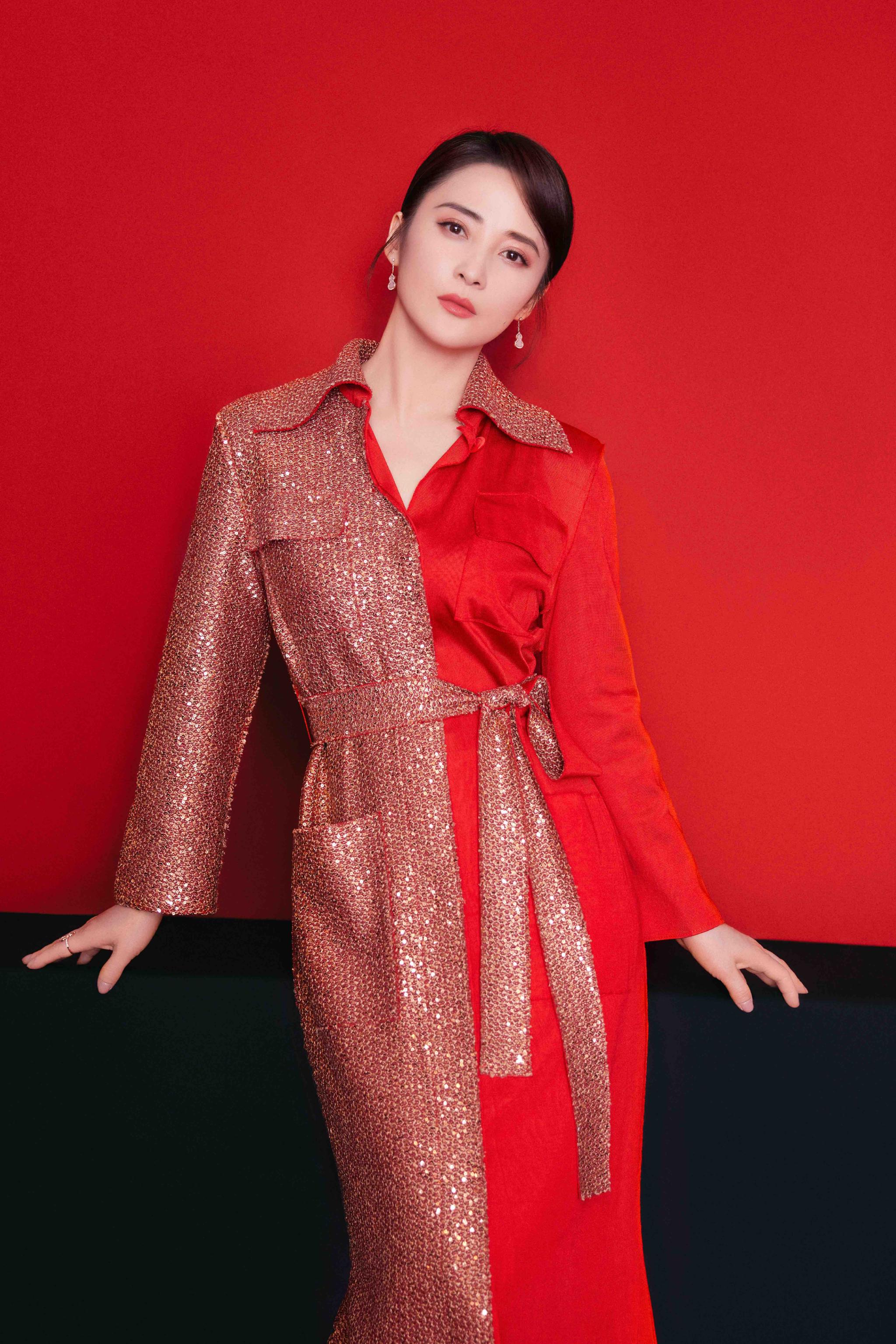蒋勤勤身着stjohn红色亮片拼接风衣