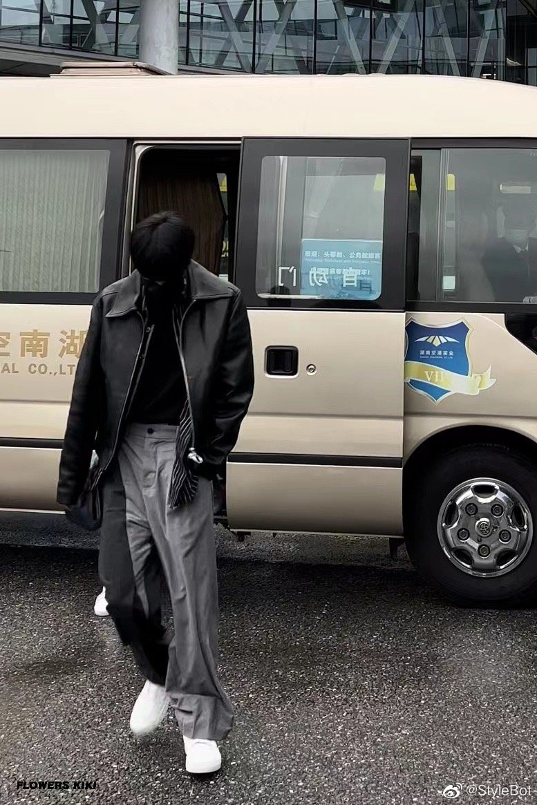 刘耀文黑皮衣机场照太酷了短款皮衣外套搭配拼接长裤
