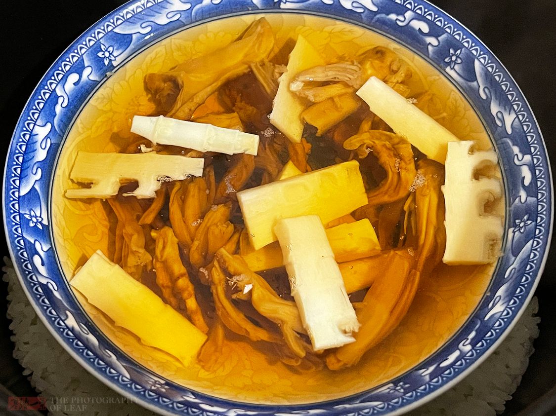 杭州特产梅干菜腌制过程也是用脚踩当地人这是传统制作方法