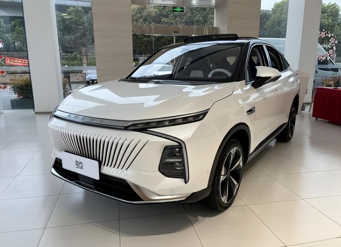 荣威全新轿跑实车曝光配20t涡轮机最低预售1668万