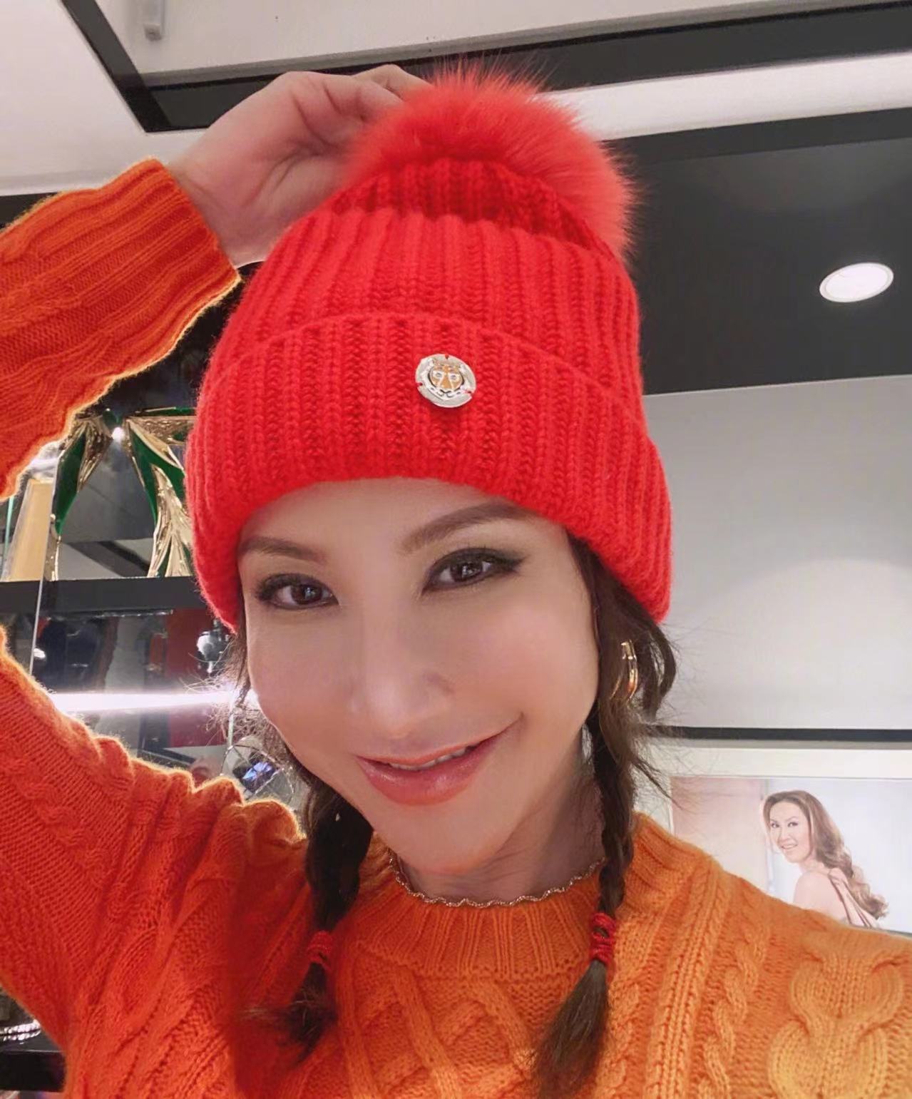 李玟晒出素颜自拍照粉丝担心留言高情商回复没觉得自己是美女