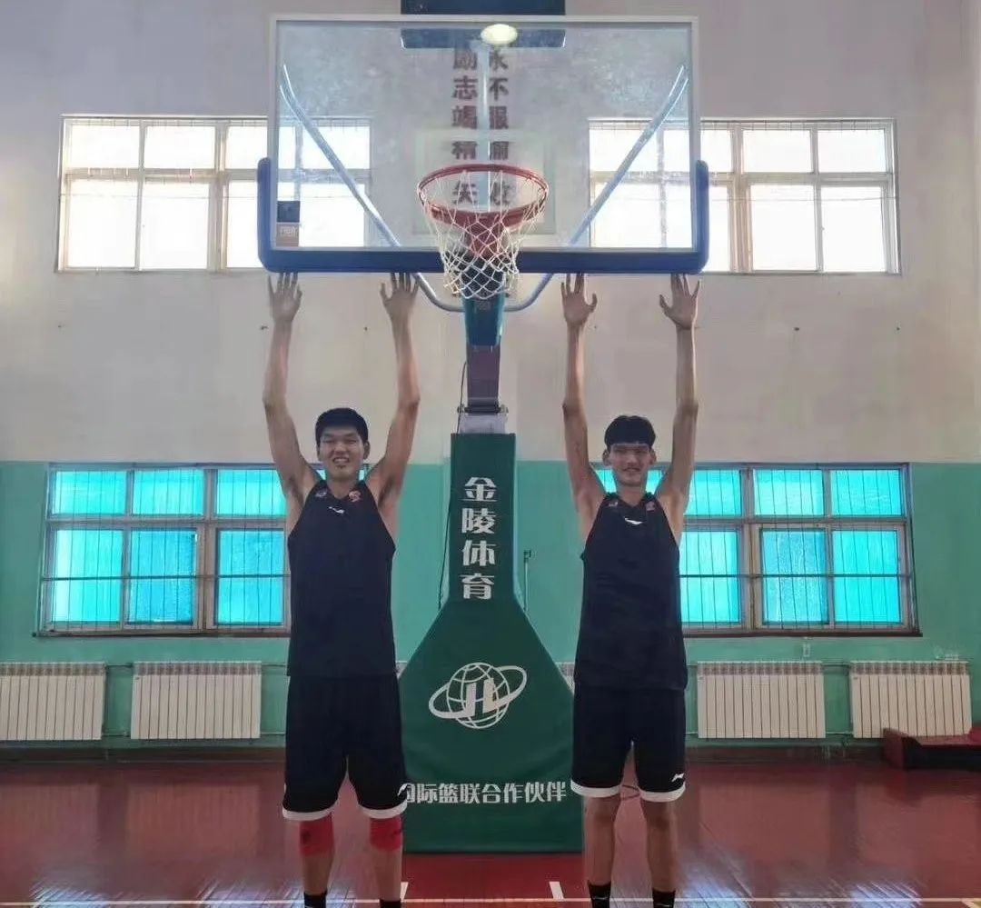 曾几何时,青岛男篮同时拥有身高均为2米25的两大"小巨人"刘传兴