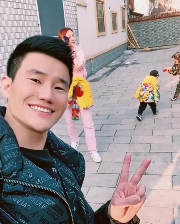 嘎子直播时愤怒地向网友澄清2件事四合院没花15亿也没离婚