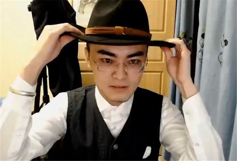 带篮子直播罕见破防和水友玩cf单挑我用枪你用刀很公平吧