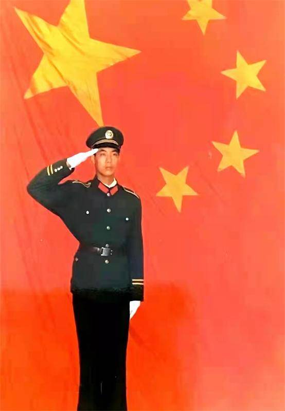 卫辉走近天安门广场擎旗手刘文轩