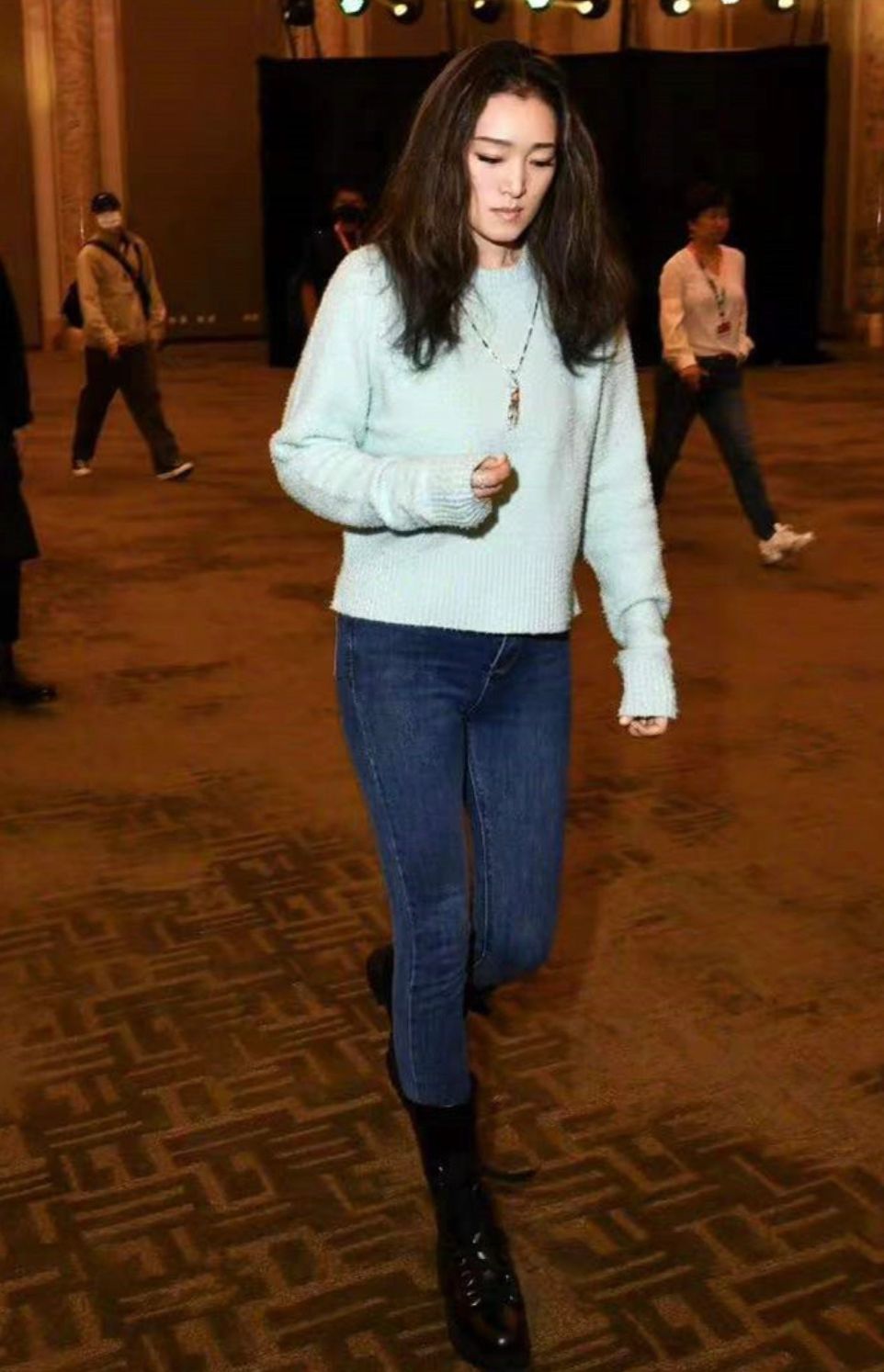 就像巩俐这套水绿色圆领毛衣,搭配蓝色牛仔裤,清爽