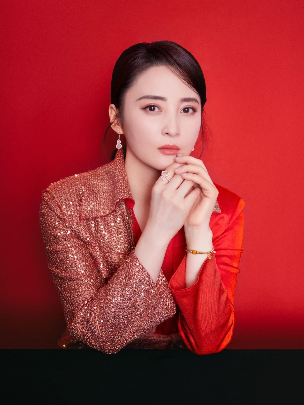 蒋勤勤身着stjohn红色亮片拼接风衣