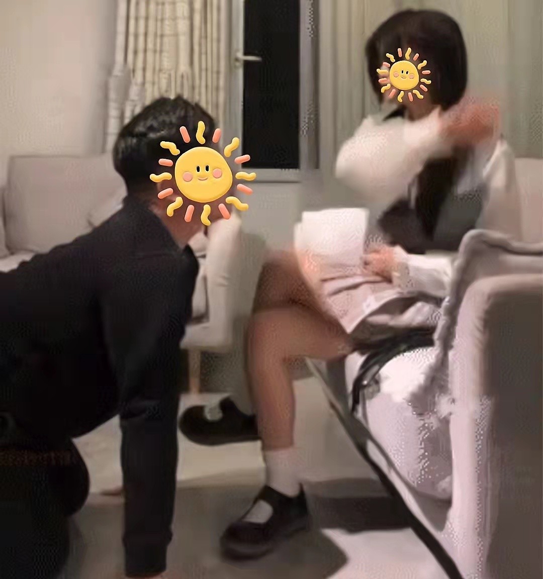 男生如狗一般跪地求原谅,女生连扇耳光不解气,你喜欢看腿是吧?